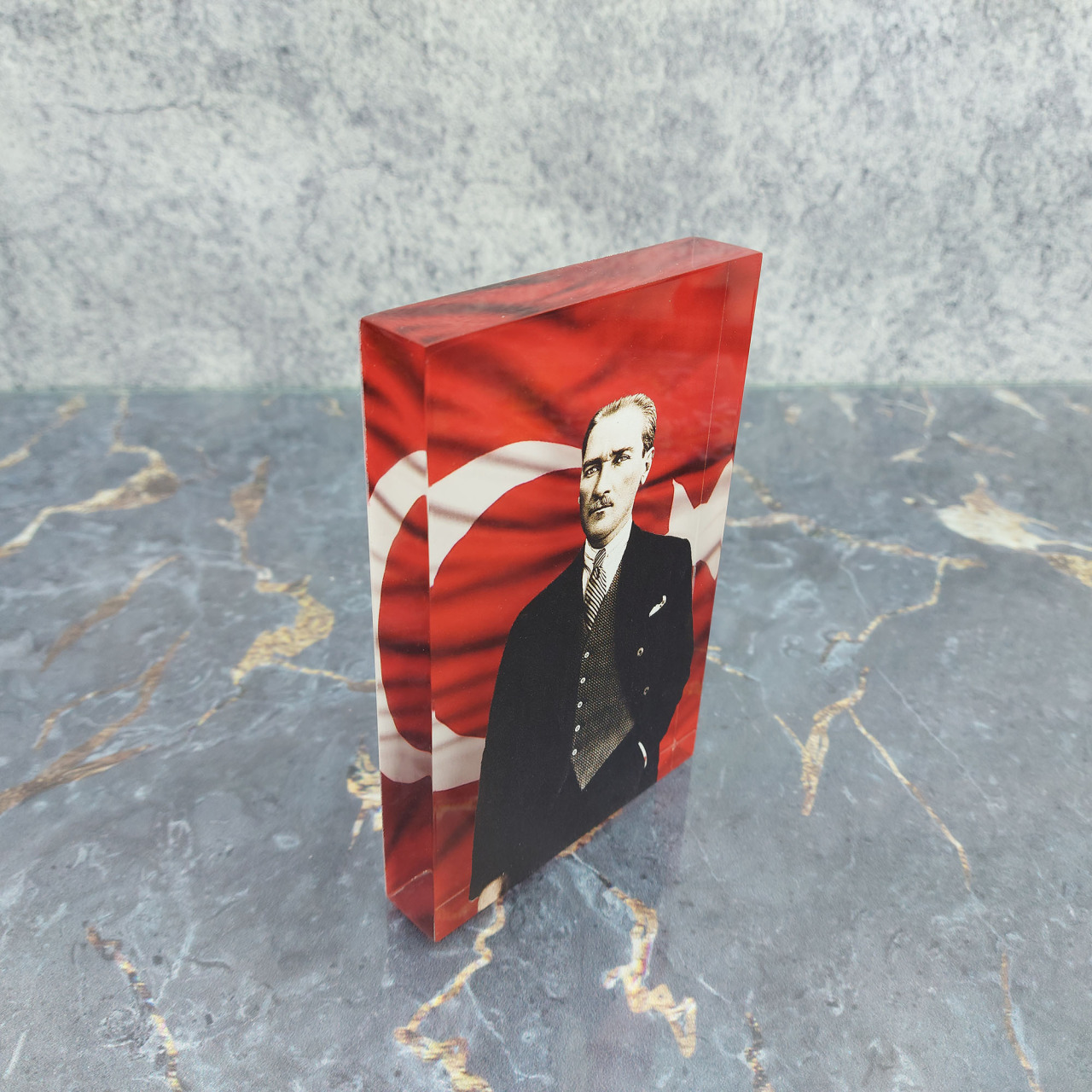 Atatürk ve Türk Bayrağı Kalın Pleksi Akrilik Masaüstü Dekor