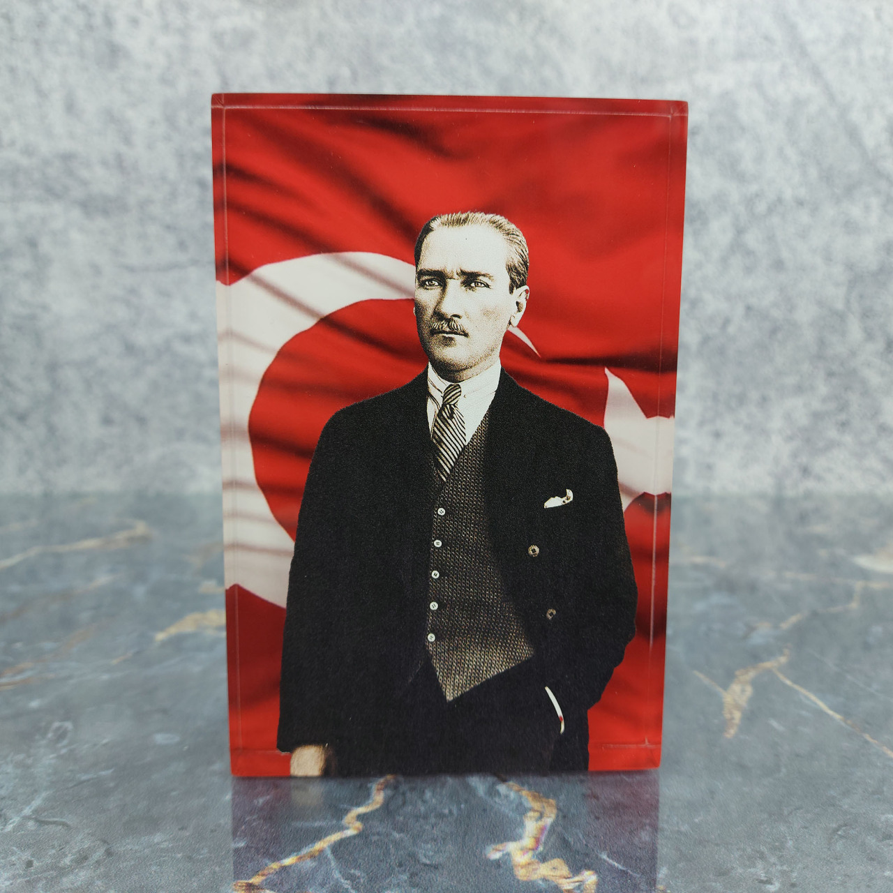Atatürk ve Türk Bayrağı Kalın Pleksi Akrilik Masaüstü Dekor